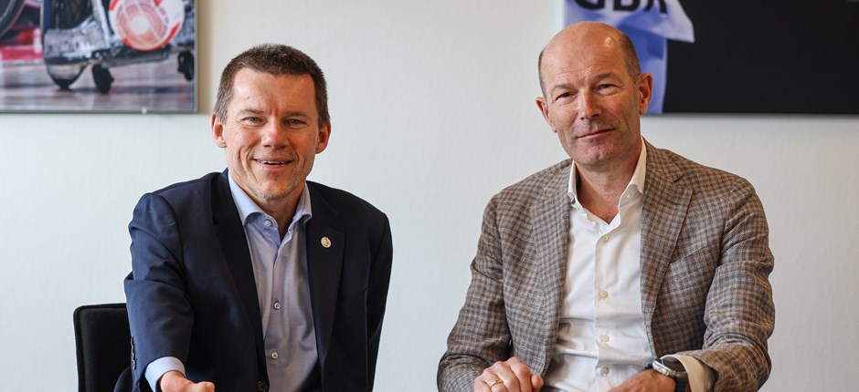Formand for Parasport Danmark, John Petersson, og adm. direktør Henrik Holtegaard fra KV Fonden.